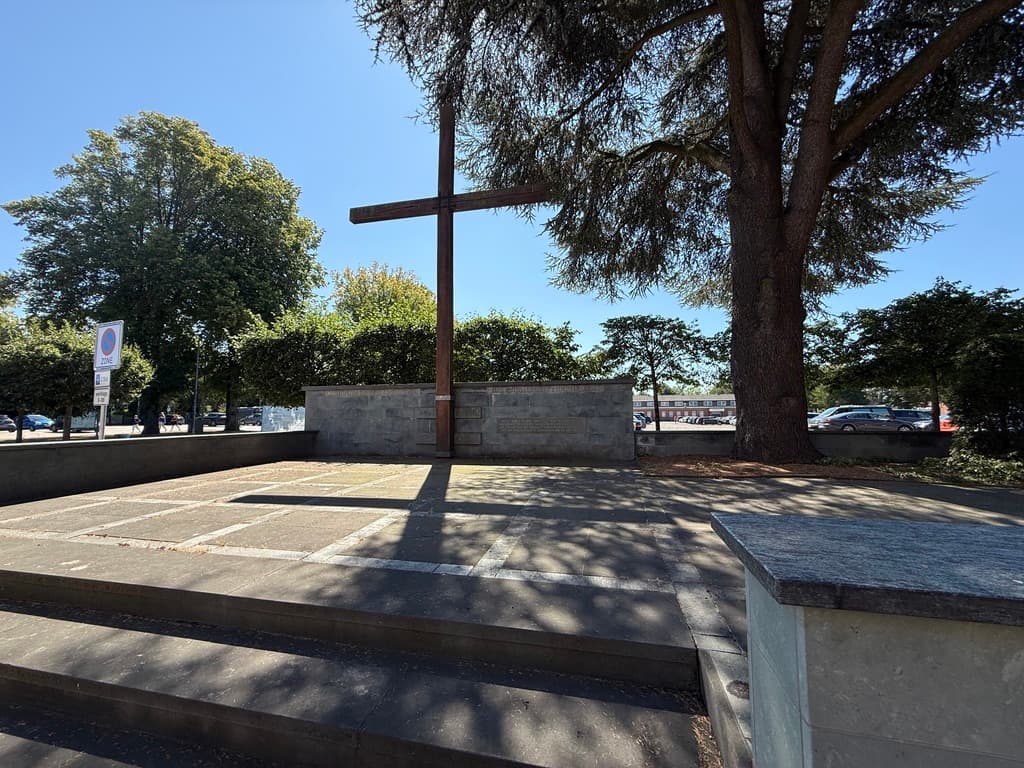 Das Kreuzkampf-Mahnmal mit hohem Holzkreuz an der Eschstraße in Cloppenburg